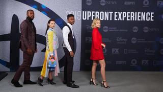 Olivia Holt feet photo thumbnail