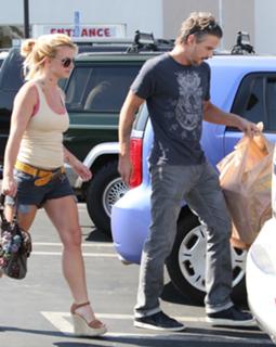 Britney Spears feet photo thumbnail