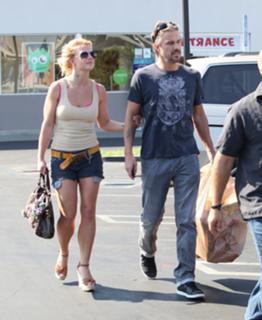 Britney Spears feet photo thumbnail