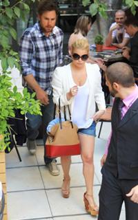 Jessica Simpson feet photo thumbnail