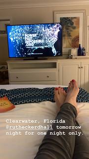 Chelsea Handler feet photo thumbnail