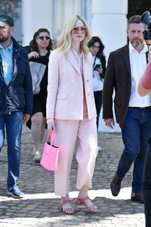 Elle Fanning feet photo thumbnail