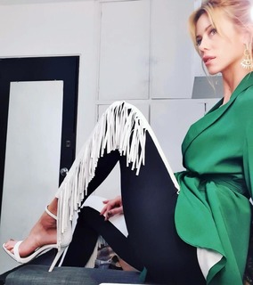 Nicole Neumann feet photo thumbnail