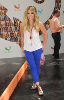 Hilary Duff feet photo thumbnail
