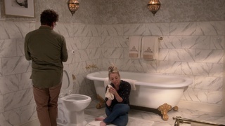 Kaley Cuoco feet photo thumbnail
