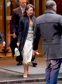 Sarah Hyland feet photo thumbnail