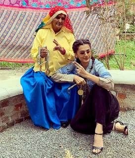 Taapsee Pannu feet photo thumbnail
