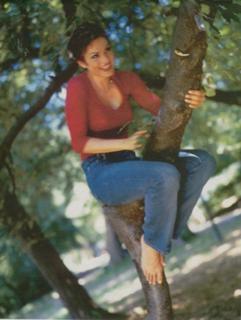 Mariska Hargitay feet photo thumbnail