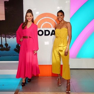 Jessica Alba feet photo thumbnail