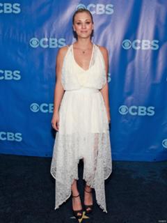 Kaley Cuoco feet photo thumbnail