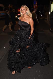 Ashlee Simpson feet photo thumbnail