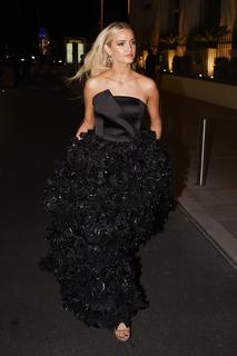 Ashlee Simpson feet photo thumbnail