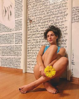 Kéfera Buchmann feet photo thumbnail