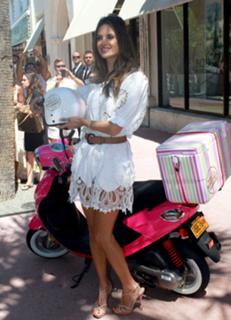 Alessandra Ambrosio feet photo thumbnail