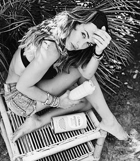 Melita Toniolo feet photo thumbnail