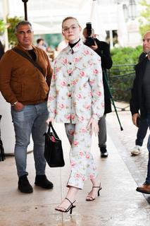 Elle Fanning feet photo thumbnail