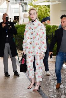 Elle Fanning feet photo thumbnail
