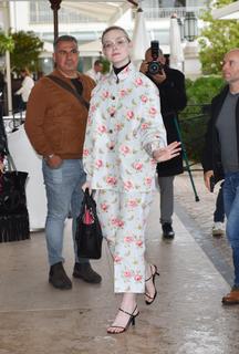 Elle Fanning feet photo thumbnail