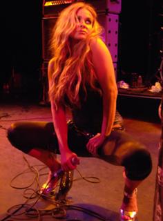 Carmen Electra feet photo thumbnail
