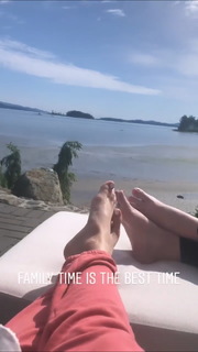 Jessica Lowndes feet photo thumbnail