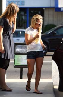 Hayden Panettiere feet photo thumbnail