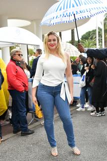 Iskra Lawrence feet photo thumbnail