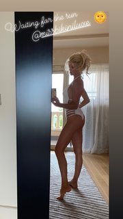 Victoria Silvstedt feet photo thumbnail