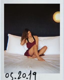 Iris Mittenaere feet photo thumbnail