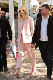 Elle Fanning feet photo thumbnail
