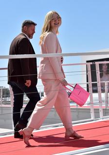 Elle Fanning feet photo thumbnail