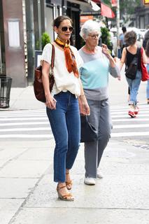 Katie Holmes feet photo thumbnail