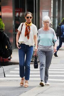 Katie Holmes feet photo thumbnail