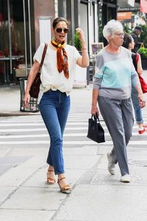 Katie Holmes feet photo thumbnail