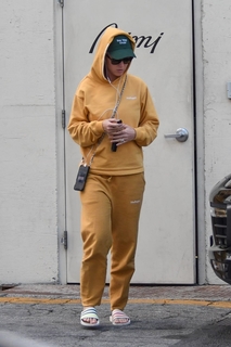 Katy Perry feet photo thumbnail