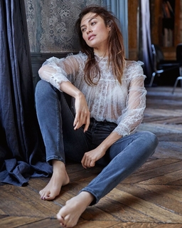 Olga Kurylenko feet photo thumbnail