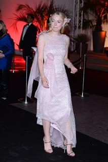 Dakota Fanning feet photo thumbnail