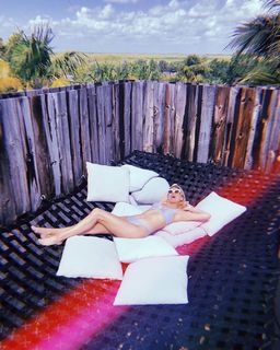 Kelsea Ballerini feet photo thumbnail