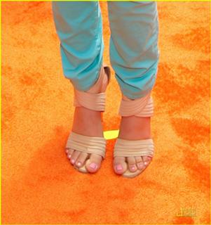 Victoria Justice feet photo thumbnail