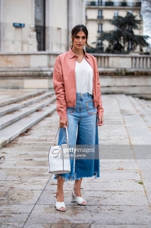 Iris Mittenaere feet photo thumbnail