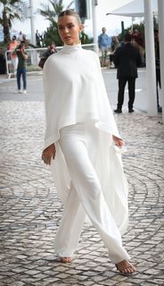 Josephine Skriver feet photo thumbnail