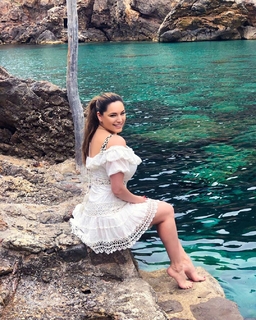 Kelly Brook feet photo thumbnail