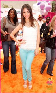 Victoria Justice feet photo thumbnail