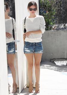 Rachel Bilson feet photo thumbnail