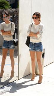 Rachel Bilson feet photo thumbnail