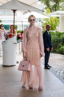 Elle Fanning feet photo thumbnail