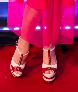 Larissa Manoela feet photo thumbnail