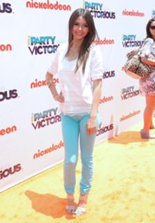 Victoria Justice feet photo thumbnail