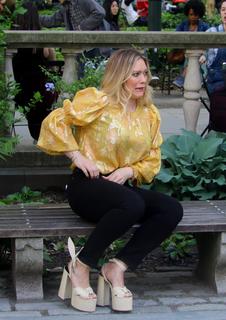Hilary Duff feet photo thumbnail