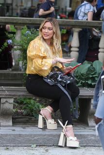 Hilary Duff feet photo thumbnail