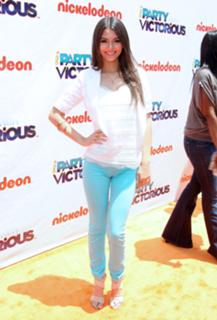 Victoria Justice feet photo thumbnail